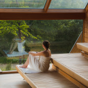 Dame geniet van sauna terwijl ze van het uitzicht geniet.