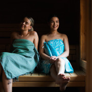 Dames genieten in sauna