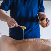 Gast ontvangt Honing Massage tijdens wellness dag in Limburg,